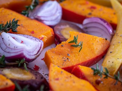 Herbst-Rezept. Warmer Salat mit Süsskartoffeln, geröstetem Gemüse und Honig-Senf-Dressing.